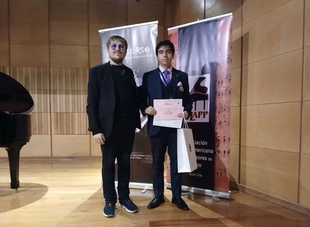 Estudiante Cristóbal Luengo y su Profesor de piano Juan Pinto