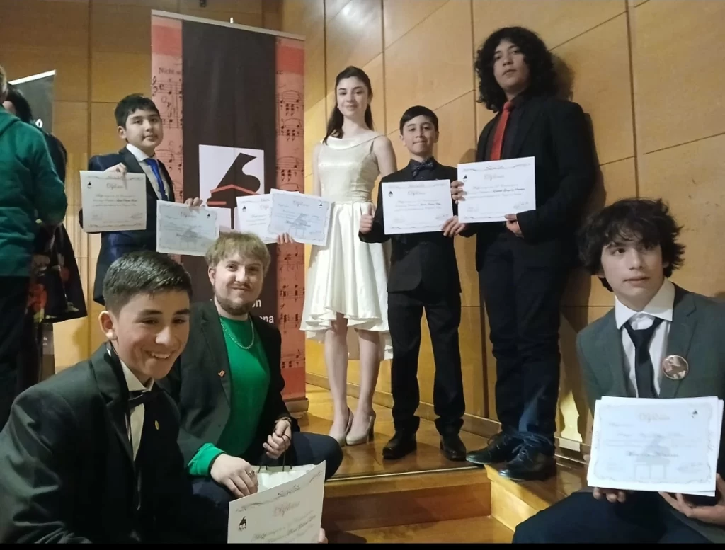 Profesor Juan Pinto y sus estudiantes.