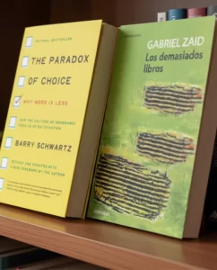 Portadas libros La paradoja de la decisión y Los demasiados libros.