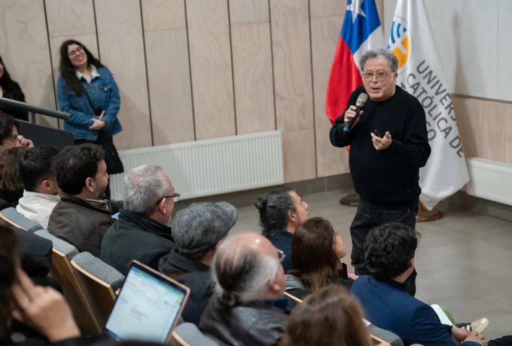 Ángel Mestre hablando delante de la audiencia