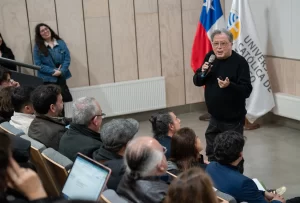 Ángel Mestre hablando delante de la audiencia
