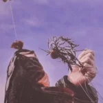 Imagen de mujer sosteniendo una lanza con un pescado