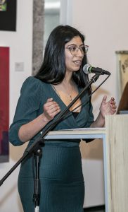 Imagen con una de las artistas hablando