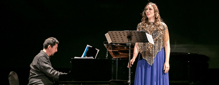 Imagen de Andrés Silva y Melissa Gómez en el escenario del Aula Magna