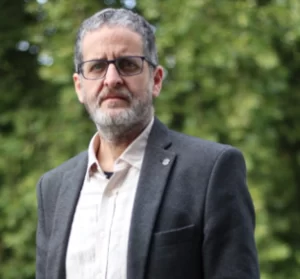 Carlos Lloró Escritor y Músico cubano.