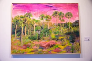 Imagen muestra una de las obras del autor que posee un bosque de araucarias con un cielo color magenta