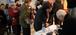 Giglio Linfati firmando ejemplares del libro