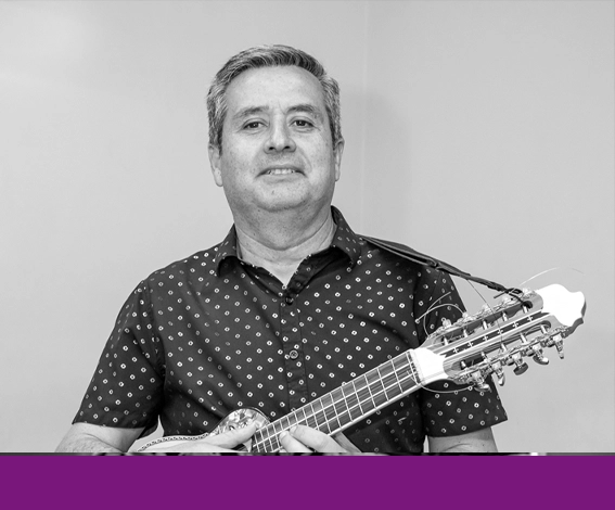 Imagen en blanco y negro del director del elenco en el escenario del Aula Magna