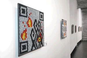 imagen de una de las obras, óleos de tejidos mapuche con intervención pintados en hiperrealismo