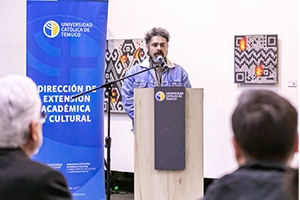 imagen del autor n el podium de la ceremonia de inauguración