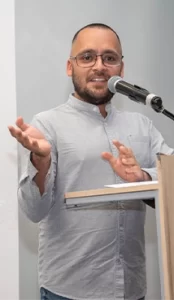 Imagen de Pablo Lincura dando algunas palabras en la inauguración