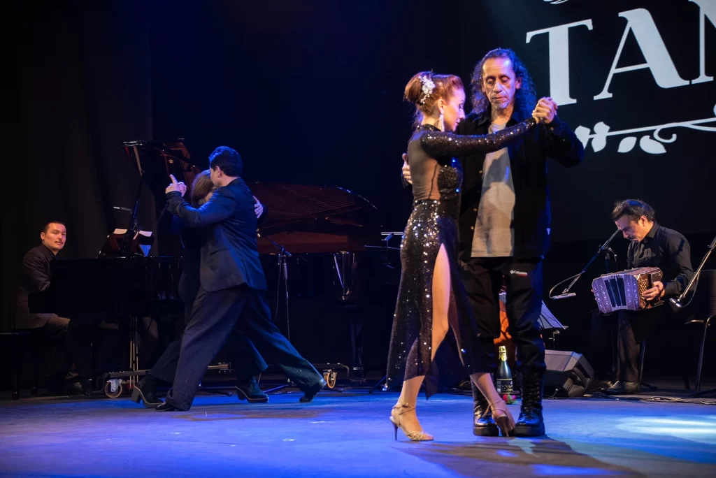 pareja bailando en el escenario del Aula Magna