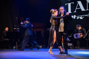 pareja bailando en el escenario del Aula Magna